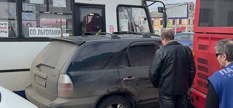Движение парализовано: на Московском проспекте столкнулись два автобуса и легковушка