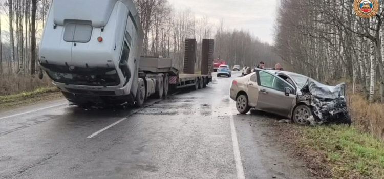 Выехал на встречную полосу: в Ярославской области в ДТП погиб мужчина, ещё двое пострадали
