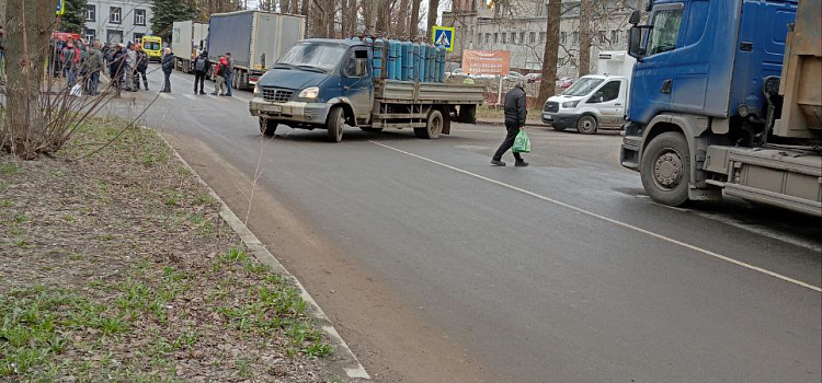 Сотрудников эвакуировали: в Речном порту в Ярославле произошёл странный инцидент_270209