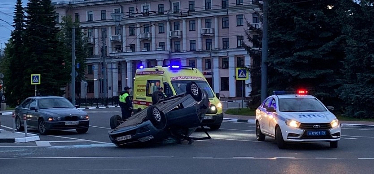 В центре Ярославля перевернулась отечественная легковушка_242196