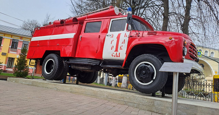 В Ярославле открыли памятник пожарной машине_271268