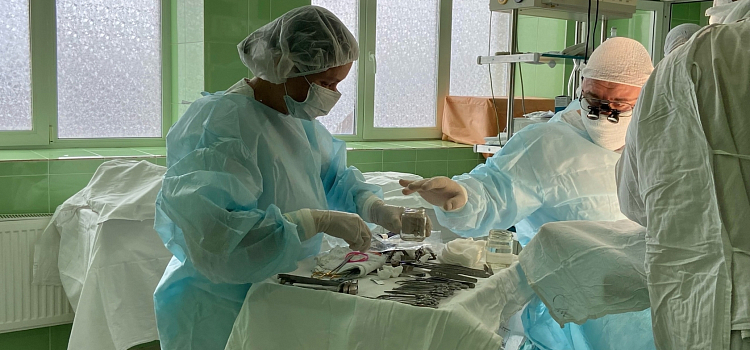 В Ярославской области хирурги провели уникальную операцию ребенку_234458