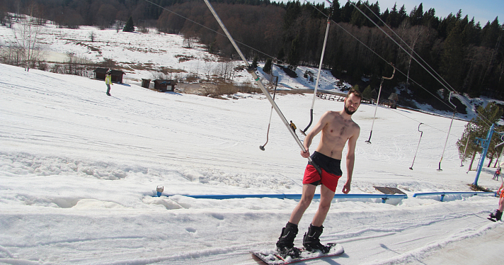 Под Ярославлем устроили массовый заезд на лыжах и сноуборде в купальниках и пижамах_268961