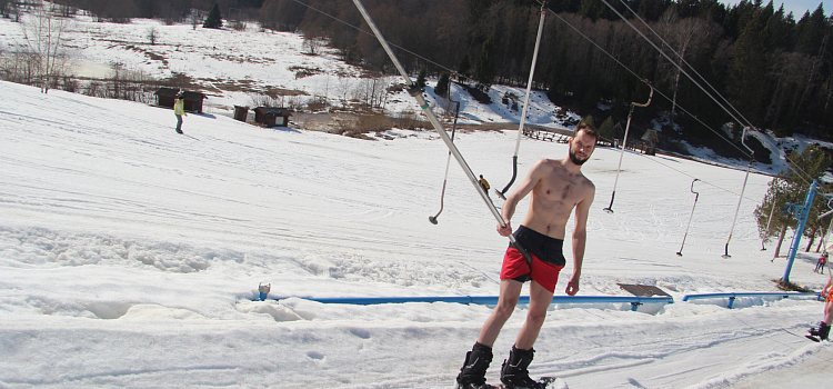 Под Ярославлем устроили массовый заезд на лыжах и сноуборде в купальниках и пижамах_268961