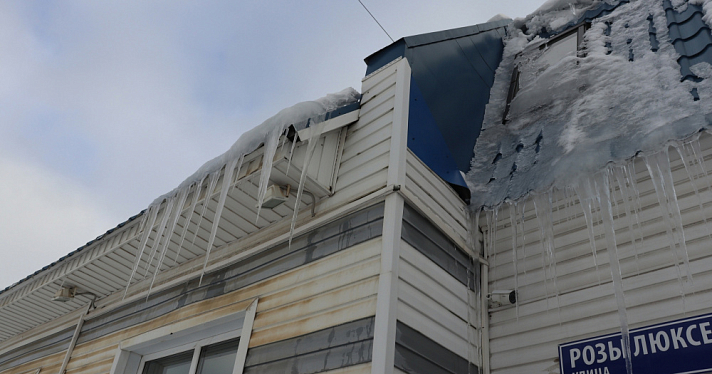 В Ярославской области на журналистку с крыши рухнула глыба снега и льда