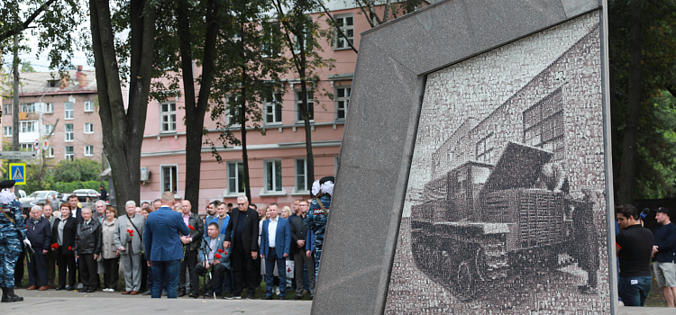 В сквере на улице Чайковского открыли памятник с коллажами из семи тысяч фотографий, собранных ярославцами_250558