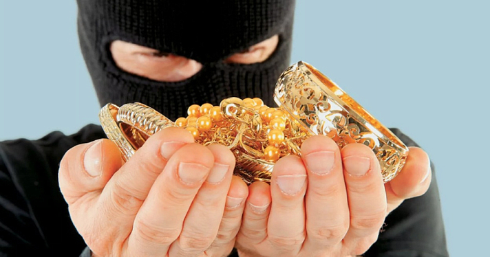 Выхватил из рук продавца золотую цепь: в Рыбинске мужчина ограбил ювелирный магазин