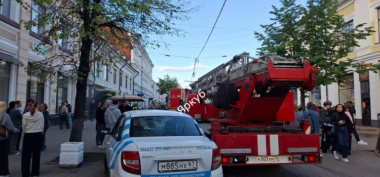 Второй случай за два часа: неизвестные подожгли отделение банка в центре Ярославля