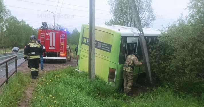 В Ярославской области автобус с пассажирами врезался в столб