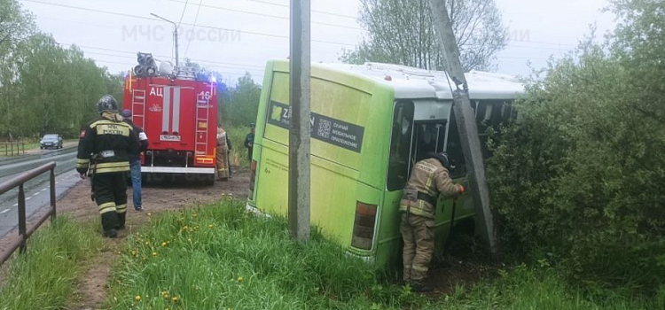 В Ярославской области автобус с пассажирами врезался в столб