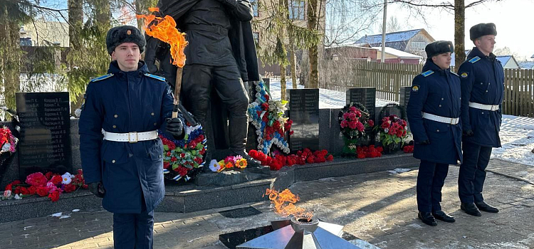 В посёлке Пречистое Ярославской области впервые зажгли Вечный Огонь_292576