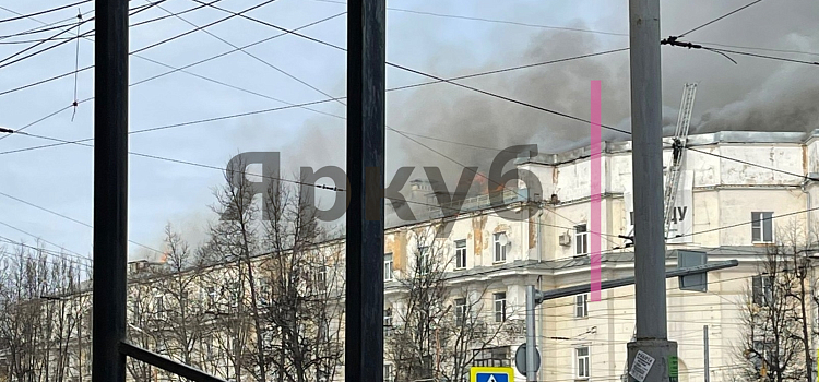 В центре Ярославля в «сталинке» начался мощный пожар — прямая трансляция_266966