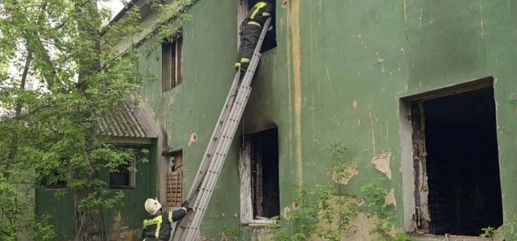 В Ярославле за пару часов вспыхнули два заброшенных дома_315848