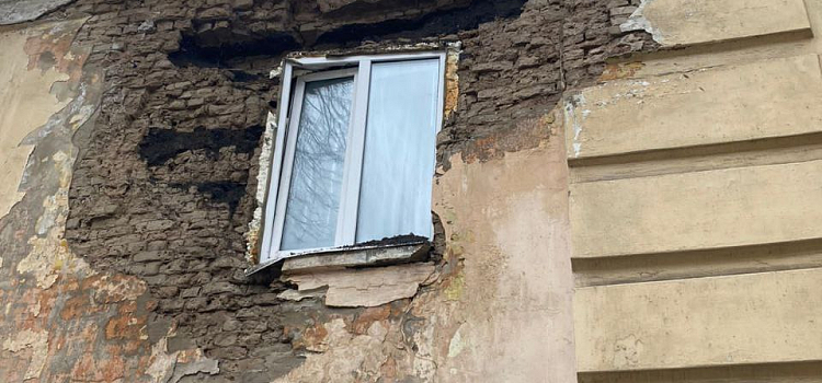 «Эти глыбы могли упасть на детей!»: в Ярославле обрушился фасад аварийного дома_268081