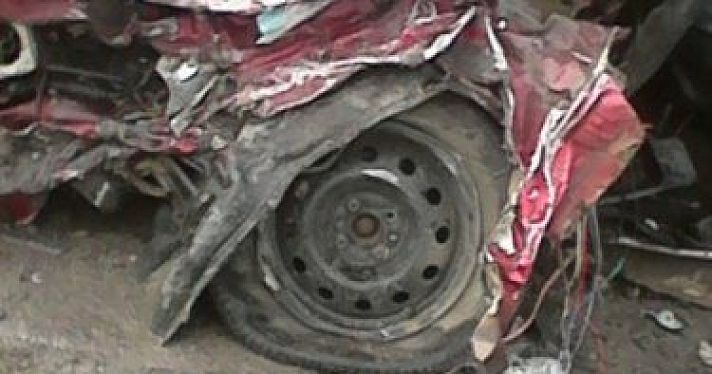 В Даниловском районе легковой автомобиль врезался в грузовик: погиб мужчина 