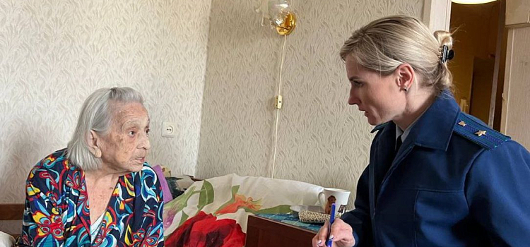 Мечтает лишь о сухом потолке: в Ярославле десять лет топит дом ветерана Великой Отечественной войны_268529