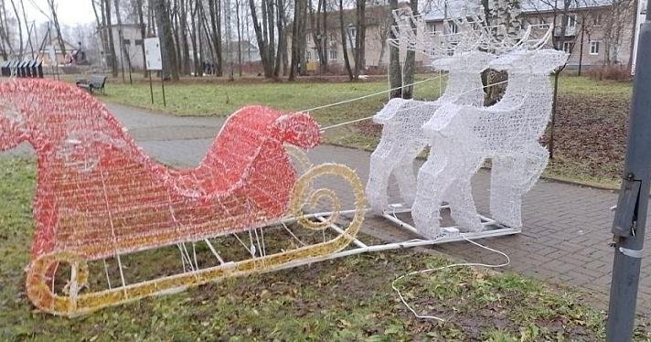 В Ярославской области двое мужчин попытались «угнать» новогодние сани, оборвав провода