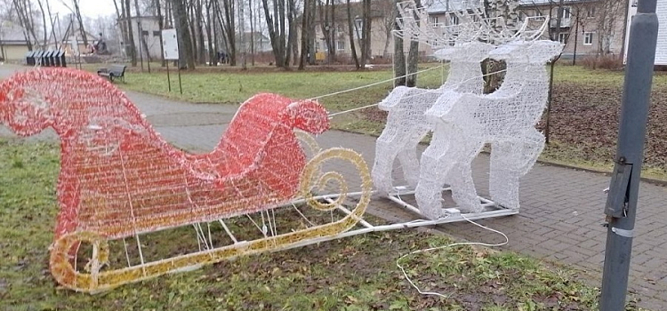 В Ярославской области двое мужчин попытались «угнать» новогодние сани, оборвав провода
