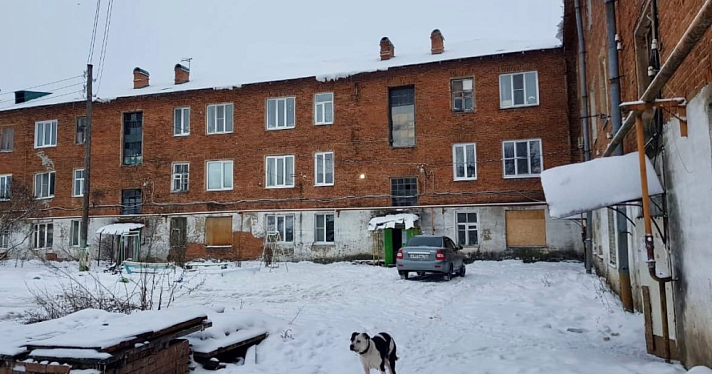 В Ярославской области расселят аварийный дом, внутри которого зимой росли сосульки