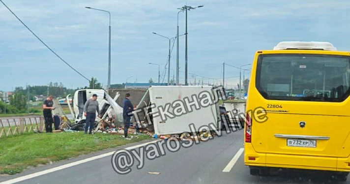 На въезде в Ярославль грузовик врезался в фонарный столб и перевернулся