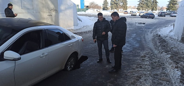 В Ярославле рядом с Речным вокзалом легковушка провалилась в яму