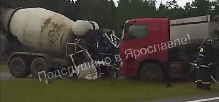 Тело накрыли простыней: под Ярославлем столкнулись два грузовика_245782