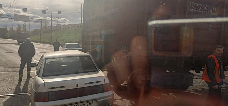 В Ярославле водитель легковушки врезался в товарный поезд