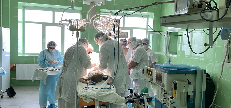 В Ярославской области хирурги провели уникальную операцию ребенку_234459