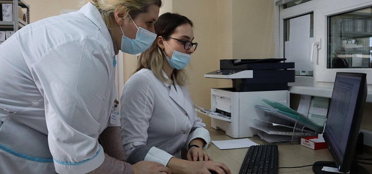 Назвали болезнь, на которую указывают проблемы с ногтями и волосами