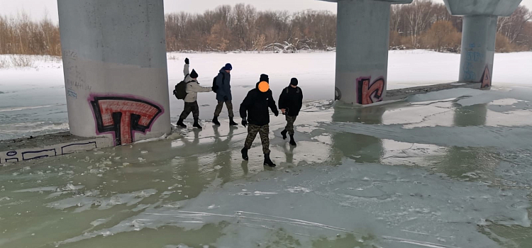 В Ярославле подростки ходили по тонкому льду — сотрудникам МЧС пришлось их остановить_265754