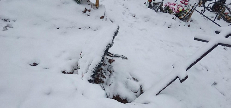 Кладбище в Селифонтово проваливается под землю