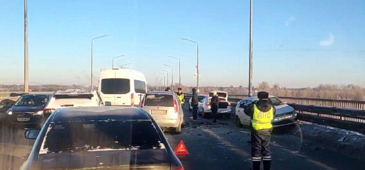На Октябрьском мосту в Ярославле столкнулись два автомобиля_230378