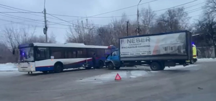 Двое взрослых и ребенок пострадали в Ярославле в ДТП с участием автобуса