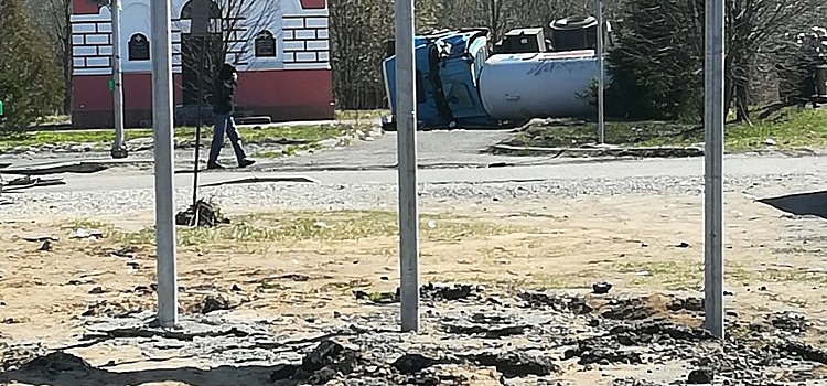 Из-за утечки газа эвакуировали людей: под Рыбинском перевернулся грузовик с цистерной