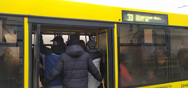 Испытание буднями: ярославцы жалуются на давку в новых автобусах