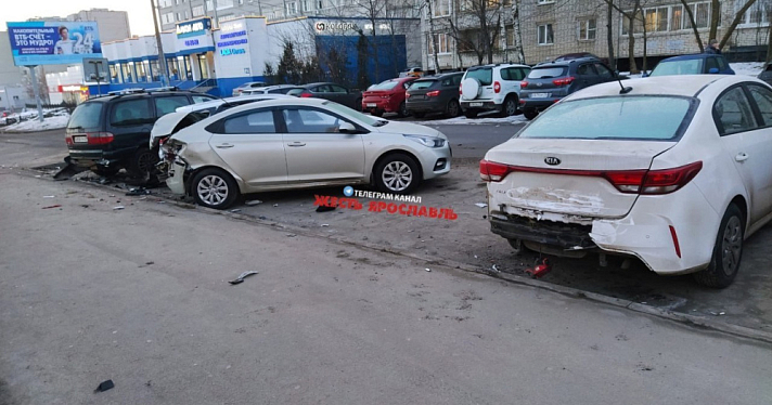 В Ярославле случилось массовое ДТП на парковке