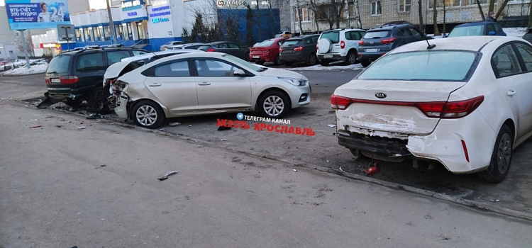В Ярославле случилось массовое ДТП на парковке