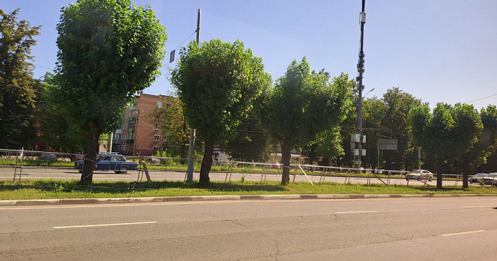 Жителям Дзержинского района Ярославля не понравился новый забор на Ленинградском проспекте