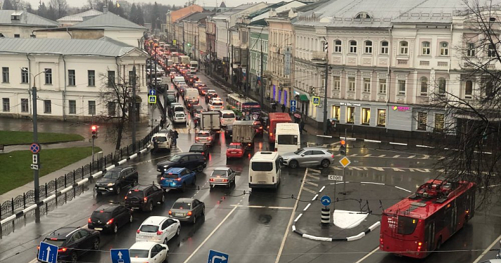 550 рублей из центра до Брагино: в Ярославле взлетели цены на такси