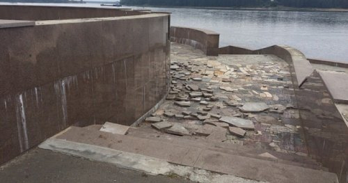 Разгромленные вандалами смотровые площадки на набережной Рыбинска восстановят в 2019 году
