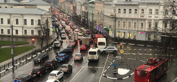 550 рублей из центра до Брагино: в Ярославле взлетели цены на такси