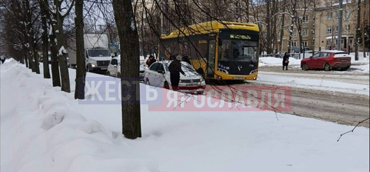 В Ярославле из-за жёлтого автобуса трамваи встали в пробку