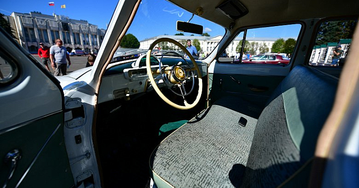 На Советской площади стартовало ралли классических автомобилей_165545