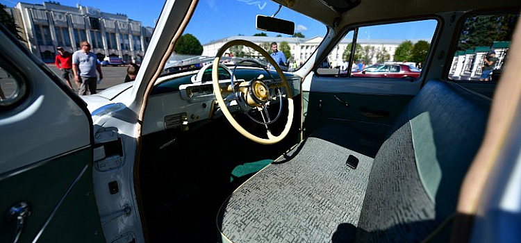 На Советской площади стартовало ралли классических автомобилей_165545