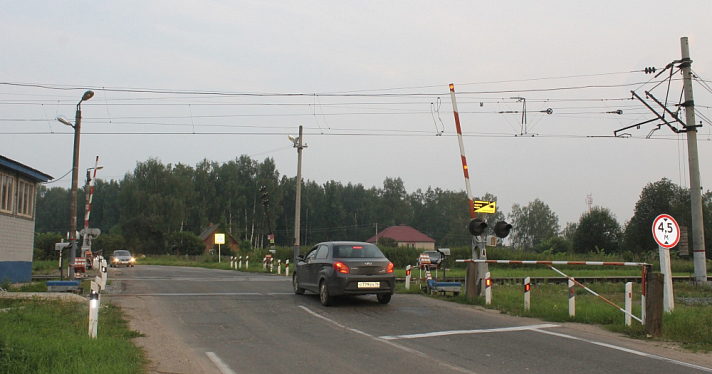 На переезде в Ярославле локомотив сбил автомобиль
