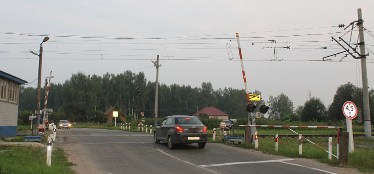 На переезде в Ярославле локомотив сбил автомобиль