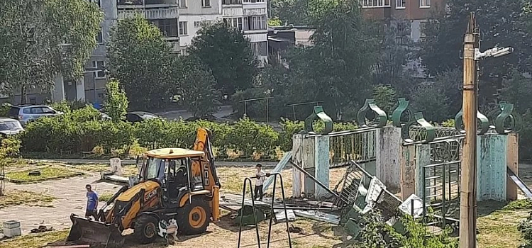 В Дзержинском районе Ярославля снесли легендарную детскую площадку_218421