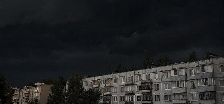 Страшно, но очень красиво: ТОП фотографий вечерней грозы над Ярославлем_299650