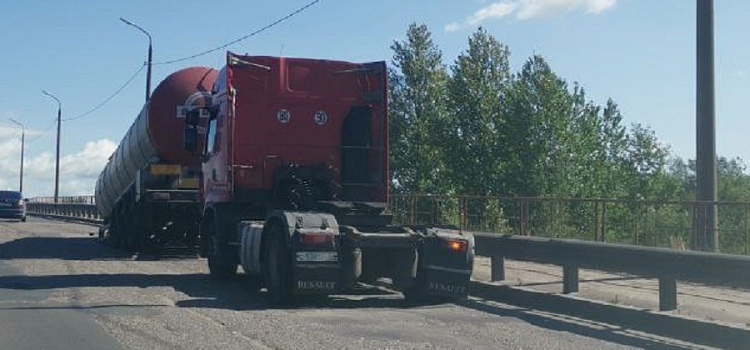 На Суринском путепроводе в Ярославле у бензовоза отвалился прицеп