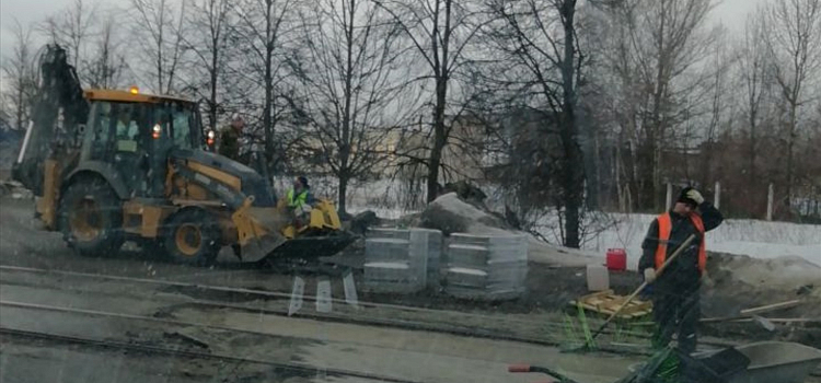 На Ленинградском проспекте в Ярославле образовалась огромная пробка из-за ремонта трамвайного переезда_235575